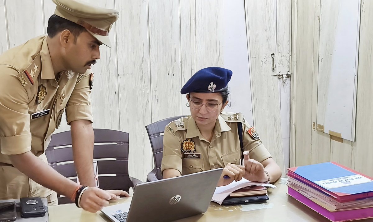 Dcpcentralknr's tweet photo. दिनांक 12.09.2026 को सहायक पुलिस आयुक्त, कर्नलगंज सुश्री अंजना दहिया द्वारा थाना कर्नलगंज का अर्धवार्षिक निरीक्षण किया गया। सलामी गारद द्वारा सलामी के उपरांत अभिलेखों, हेल्प डेस्क, साइबर डेस्क, शस्त्रों एवं थाना परिसर का निरीक्षण कर आवश्यक दिशा-निर्देश दिए गए।
#uppolic https://t.co/pab89WmIxP