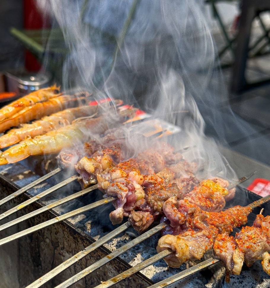 alisn613194's tweet photo. Craving for hot Chinese fried skewers right now! Smoke curling up, sizzling on the grill—perfect late-night street snack vibes. https://t.co/ByrkGrR0jS