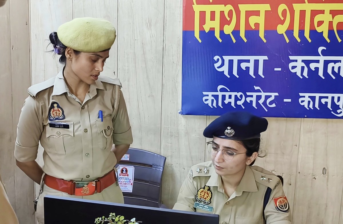 Dcpcentralknr's tweet photo. दिनांक 12.09.2026 को सहायक पुलिस आयुक्त, कर्नलगंज सुश्री अंजना दहिया द्वारा थाना कर्नलगंज का अर्धवार्षिक निरीक्षण किया गया। सलामी गारद द्वारा सलामी के उपरांत अभिलेखों, हेल्प डेस्क, साइबर डेस्क, शस्त्रों एवं थाना परिसर का निरीक्षण कर आवश्यक दिशा-निर्देश दिए गए।
#uppolic https://t.co/pab89WmIxP