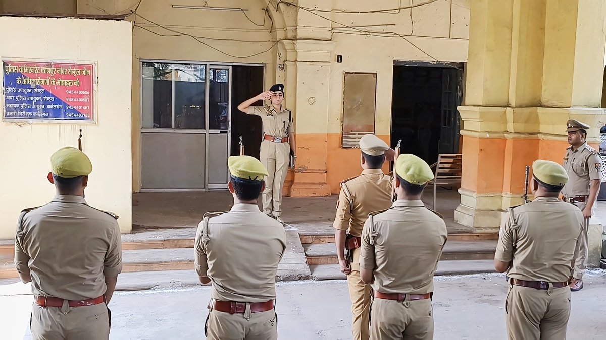 Dcpcentralknr's tweet photo. दिनांक 12.09.2026 को सहायक पुलिस आयुक्त, कर्नलगंज सुश्री अंजना दहिया द्वारा थाना कर्नलगंज का अर्धवार्षिक निरीक्षण किया गया। सलामी गारद द्वारा सलामी के उपरांत अभिलेखों, हेल्प डेस्क, साइबर डेस्क, शस्त्रों एवं थाना परिसर का निरीक्षण कर आवश्यक दिशा-निर्देश दिए गए।
#uppolic https://t.co/pab89WmIxP