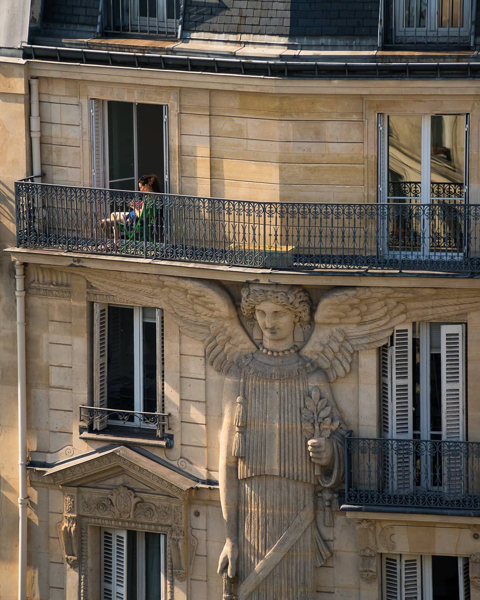 PerseusLeGrand's tweet photo. Pour ceux qui veulent voir du Beau :

Voici la plus haute cariatide de Paris !   

Cet ange haut de 3 étages est sculpté d'après un dessin d'Auguste Émile Delange.   

Vous pouvez la voir rue de Turbigo. https://t.co/RWR2Sku3mj