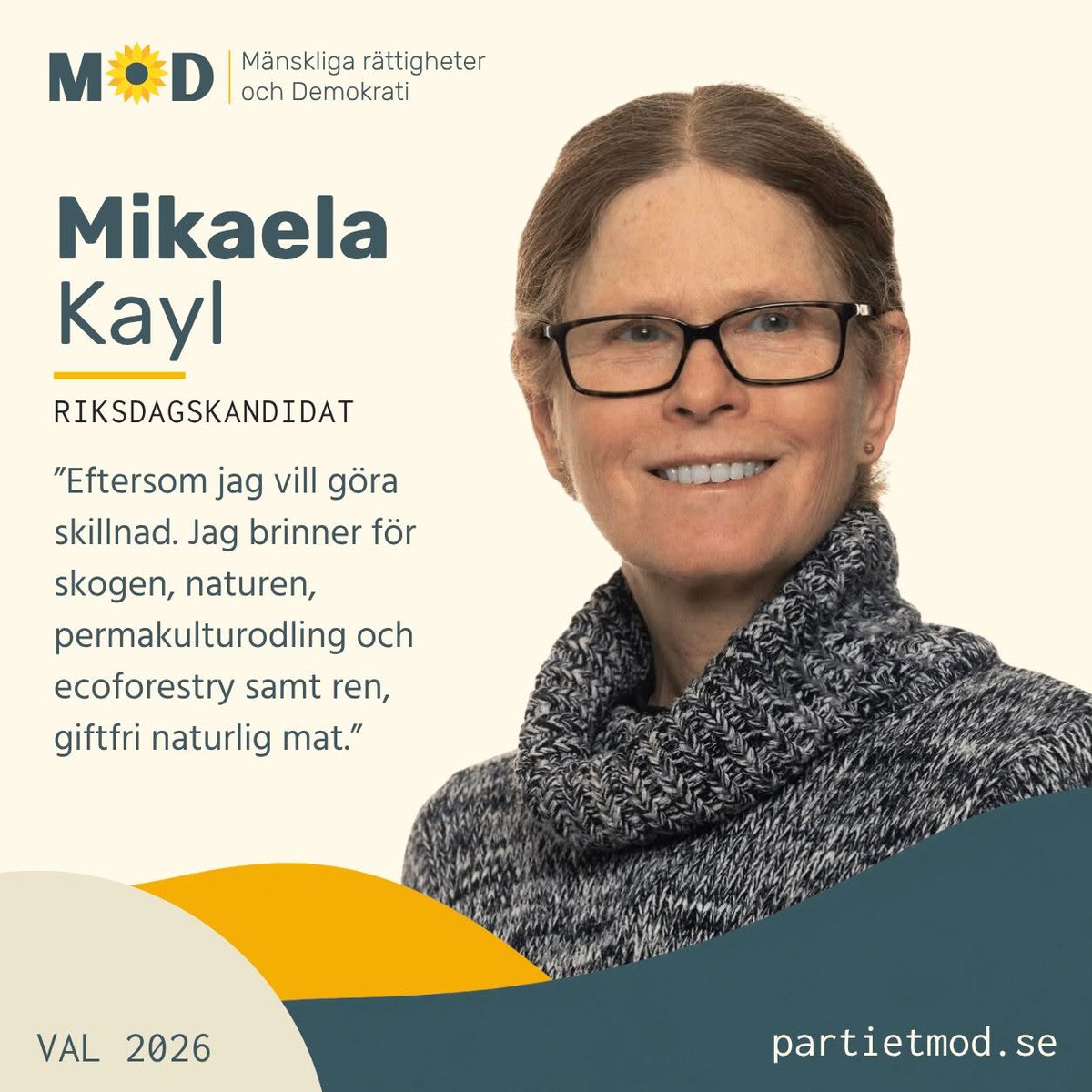 PartietMoD's tweet photo. 🌻 Möt Mikaela Kayl, riksdagskandidat för MoD

För Mikaela Kayl är kandidaturen för MoD hennes första steg in i partipolitiken.
Drivkraften är enkel: hon vill göra skillnad.
Mikaela brinner särskilt för skogen och naturen, giftfri odling och mat samt människors möjlighet att själva bestämma över sina liv.

🌱 Hon är engagerad i permakulturodling och skogsbruk med ekologiska principer och vill se ett samhälle där vi tar större hänsyn till de naturliga kretsloppen och de resurser vi är beroende av.
🥕 En annan hjärtefråga är tillgången till ren och giftfri mat.
🌲 Mikaela vill också lyfta frågor om skogen och samernas rättigheter som urfolk.
❤️ Inom hälsa engagerar hon sig för friskvård, alternativa behandlingar och individens självbestämmanderätt. Hon vill även se en mer relationell skola med större fokus på människan bakom eleven.

💬 Varför kandiderar hon för MoD?
”Eftersom jag vill göra skillnad. Jag brinner för skogen, naturen, permakulturodling och ecoforestry samt ren, giftfri naturlig mat.”

Även om detta är Mikaelas första politiska kandidatur är hon van vid att uttrycka sig. Hon har tidigare skrivit artiklar och böcker och är bekväm med att möta människor och tala offentligt.
Nu vill hon använda den erfarenheten för att föra in frågor hon tycker får för lite utrymme i politiken.

🗳️ Den 13 september kandiderar Mikaela Kayl till Sveriges riksdag för MoD.

💛 Hjälp gärna fler att lära känna människorna och idéerna bakom MoD. Dela inlägget vidare.

#MoD #Val2026 #MikaelaKayl #Skogen #GiftfriMat #Permakultur #Självbestämmande #Hälsa