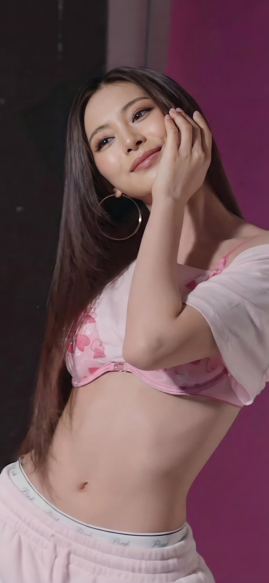 twzuuyuu's tweet photo. pink me, pink mood, pink everything, obviously we had to shoot https://t.co/65zHMOcKNH