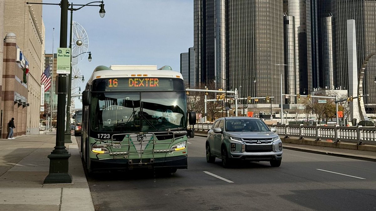 DetroitTransit's tweet photo. The past two weeks saw numerous expansions of transit across Metro Detroit, including
- New SMART Route 500 connecting Detroit &amp; Hamtramck
- More frequency on the D2A2 express bus.
- New SMART Flex service in Macomb County 
- More frequency and extended hours on 6 DDOT routes https://t.co/h6mczH3QA4