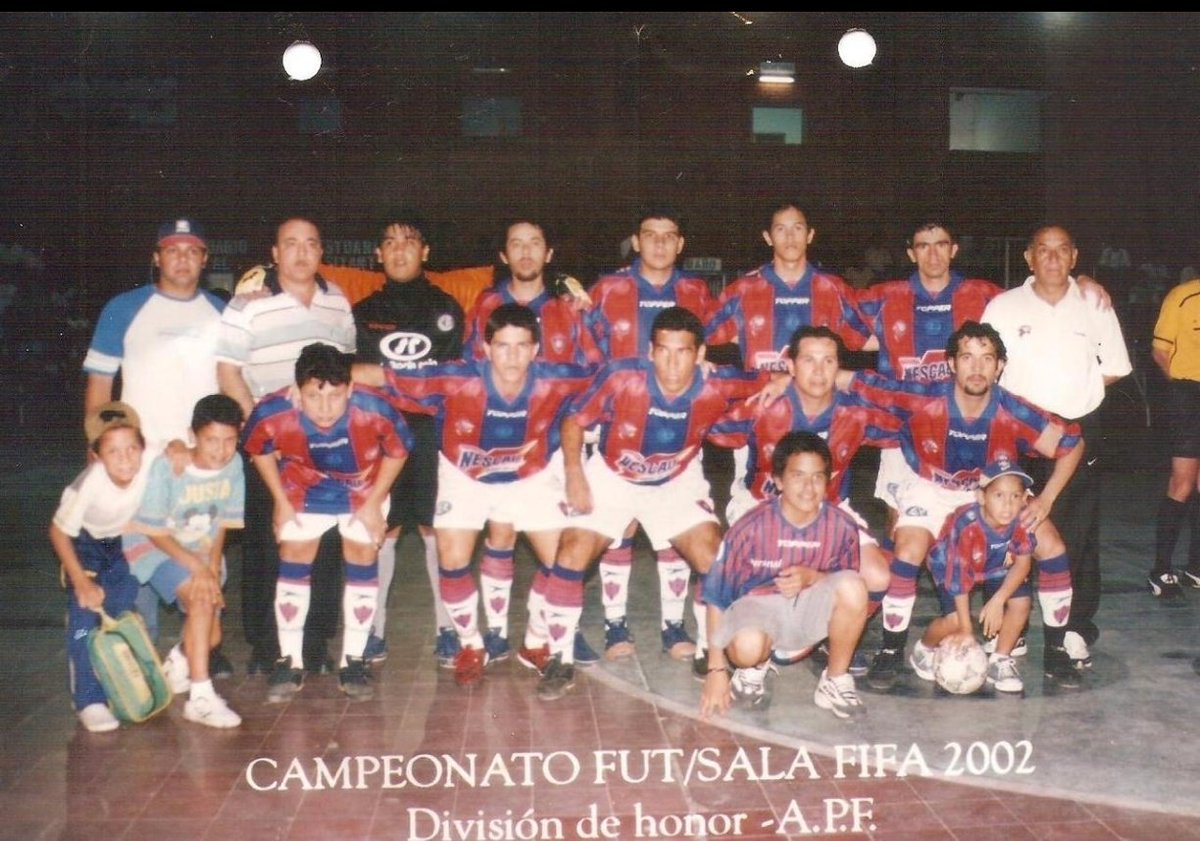 RomeoOrtigoza's tweet photo. Los verdaderos padres de la criatura...
El Futsal en Cerro se inicia con la movida de muchachos de la barra.
Aperece entre otros en estas fotos Cachorro (Walter Balmaceda).
A ellos se les debe este momento.
Sería bueno colgar medallas a ellos también.
¡Se re merecen! 🏅 https://t.co/WgX8GYwNCf