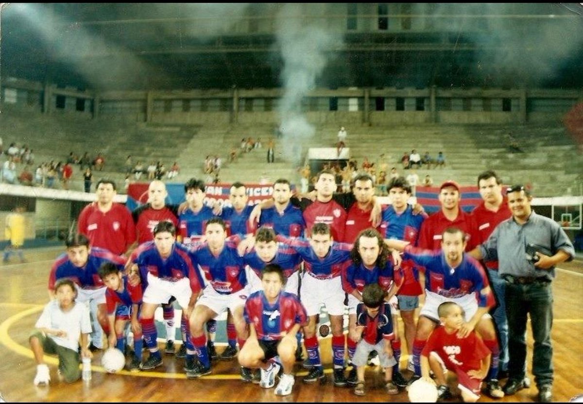 RomeoOrtigoza's tweet photo. Los verdaderos padres de la criatura...
El Futsal en Cerro se inicia con la movida de muchachos de la barra.
Aperece entre otros en estas fotos Cachorro (Walter Balmaceda).
A ellos se les debe este momento.
Sería bueno colgar medallas a ellos también.
¡Se re merecen! 🏅 https://t.co/WgX8GYwNCf
