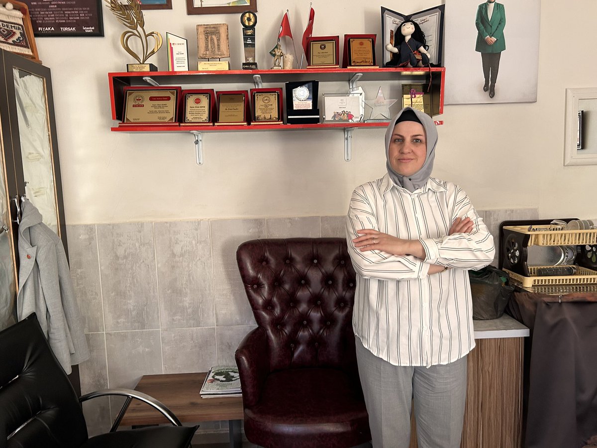 MUHTARANA21's tweet photo. Geçtiğim her engebeli yolda, 'yapamazsın' denilen her adımda inancımı ve emeğimi koydum ortaya. Arkamda bıraktığım her iz, dokunduğum her hayat ve kazandığım her başarı; bir kadının isterse neleri değiştirebileceğinin en canlı kanıtıdır. https://t.co/RFUhPaCg2c