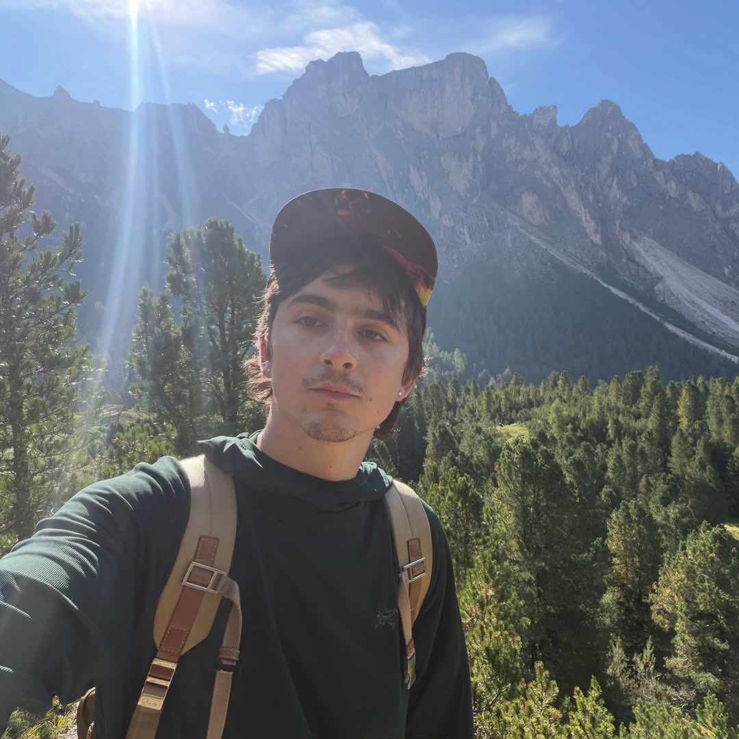 timotheeupdates's tweet photo. “hiking with dad in the Dolomites 🫶” 

Timothée Chalamet via Instagram. https://t.co/jGGUNugMxM