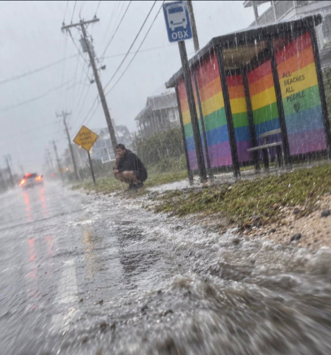 fuerzapanama507's tweet photo. Imagínate ser un "macho" de masculinidad frágil tan patético y pendejo a tal punto de que prefieres mojarte con la lluvia antes que refugiarte en una para techada de autobús 🚍 solo porque está pintado de colores #LGBT 🏳️‍🌈. https://t.co/yLQTCOFEnJ