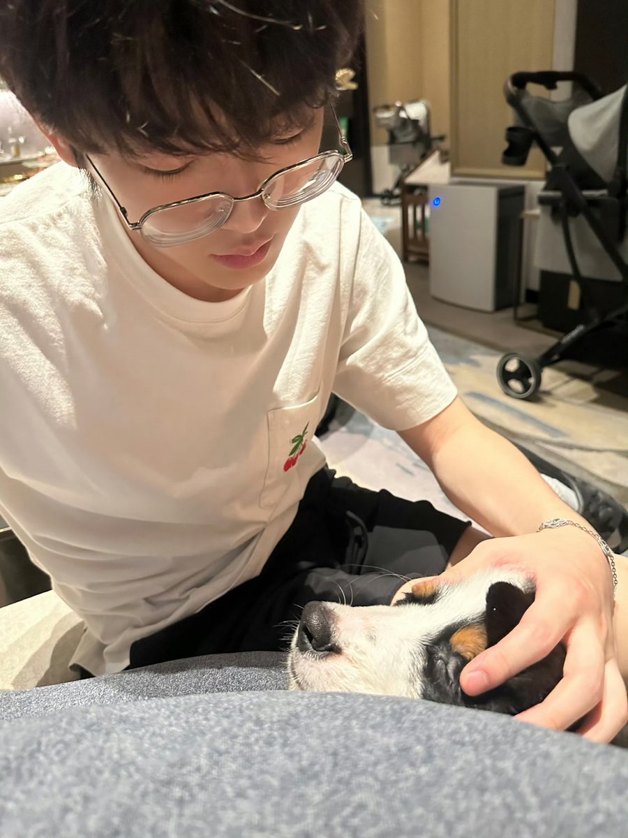 Adorbitt1's tweet photo. 我爸爸我哥哥 https://t.co/1kYfW6y7E4