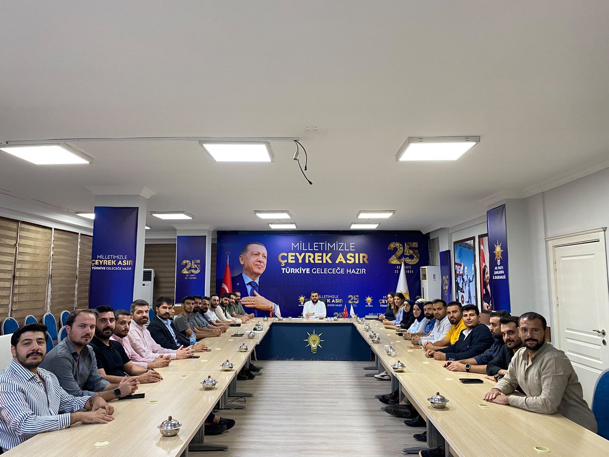 akgencliksurfa's tweet photo. İl Gençlik Kolları Başkanımız @furkankucukk_’ün başkanlığında,Yönetim Kurulu Toplantımızı gerçekleştirdik.

Toplantımızda;
•Önümüzdeki süreçte yapılacak program ve faaliyetler üzerine görüş alışverişinde bulunduk. 
•Teşkilatımızın koordinasyonunu güçlendirecek adımları ele alarak ortak yol haritamızı belirledik.

Gençliğimiz için aynı heyecan ve aynı kararlılıkla çalışmaya devam edeceğiz.

@avyusufibis @bybekirbozdag @osmannazlier @milhamigunbegi @fatihseyrekk