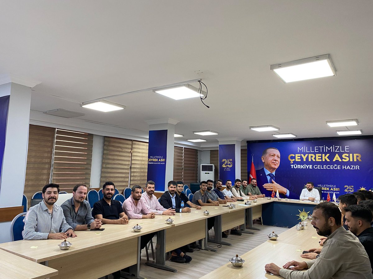 akgencliksurfa's tweet photo. İl Gençlik Kolları Başkanımız @furkankucukk_’ün başkanlığında,Yönetim Kurulu Toplantımızı gerçekleştirdik.

Toplantımızda;
•Önümüzdeki süreçte yapılacak program ve faaliyetler üzerine görüş alışverişinde bulunduk. 
•Teşkilatımızın koordinasyonunu güçlendirecek adımları ele alarak ortak yol haritamızı belirledik.

Gençliğimiz için aynı heyecan ve aynı kararlılıkla çalışmaya devam edeceğiz.

@avyusufibis @bybekirbozdag @osmannazlier @milhamigunbegi @fatihseyrekk