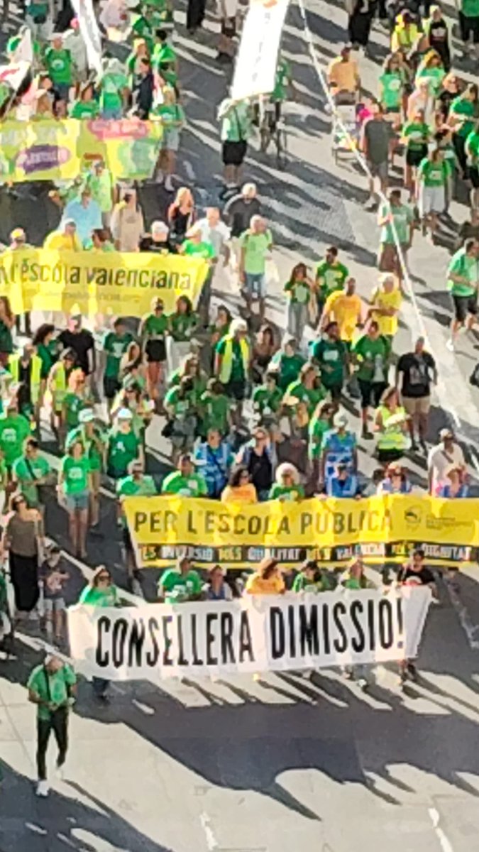 ManuSalutIV's tweet photo. 🔊MANIFESTACIÓ
#EscolaPúblicaDeQualitatEnValencià

💚Aquesta vesprada pintant de verd els carrers en defensa de l'Educació Pública de Qualitat!

Pl. de Sant Agustí, C. Xàtiva, C. Colom, C. Palau de la Justícia,Pl. Alfons el Magnànim, C. la Pau, C. Sant Vicent i Pl de l’Ajuntament https://t.co/vf8X5IT2Ap