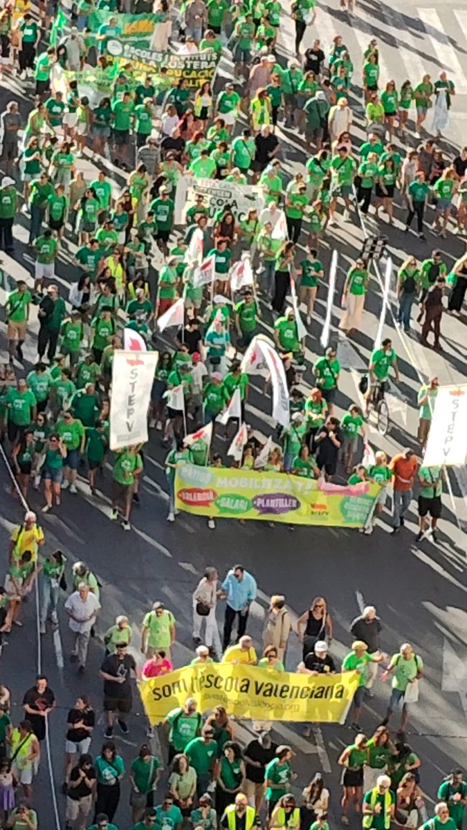 ManuSalutIV's tweet photo. 🔊MANIFESTACIÓ
#EscolaPúblicaDeQualitatEnValencià

💚Aquesta vesprada pintant de verd els carrers en defensa de l'Educació Pública de Qualitat!

Pl. de Sant Agustí, C. Xàtiva, C. Colom, C. Palau de la Justícia,Pl. Alfons el Magnànim, C. la Pau, C. Sant Vicent i Pl de l’Ajuntament https://t.co/vf8X5IT2Ap