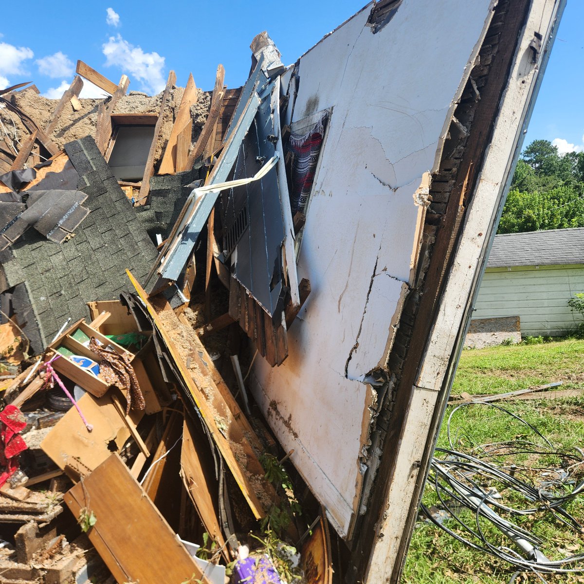 ThatTPro's tweet photo. A tree crushed my house into tiny chunks very recently, I scrape and scrape and occasionally beg to get us off the streets because every single day I get stomped on. Today's event is a medical bill, but it can wait right!? NOT IN SOUTH CAROLINA. See the thread below. https://t.co/hgeZycLZfu