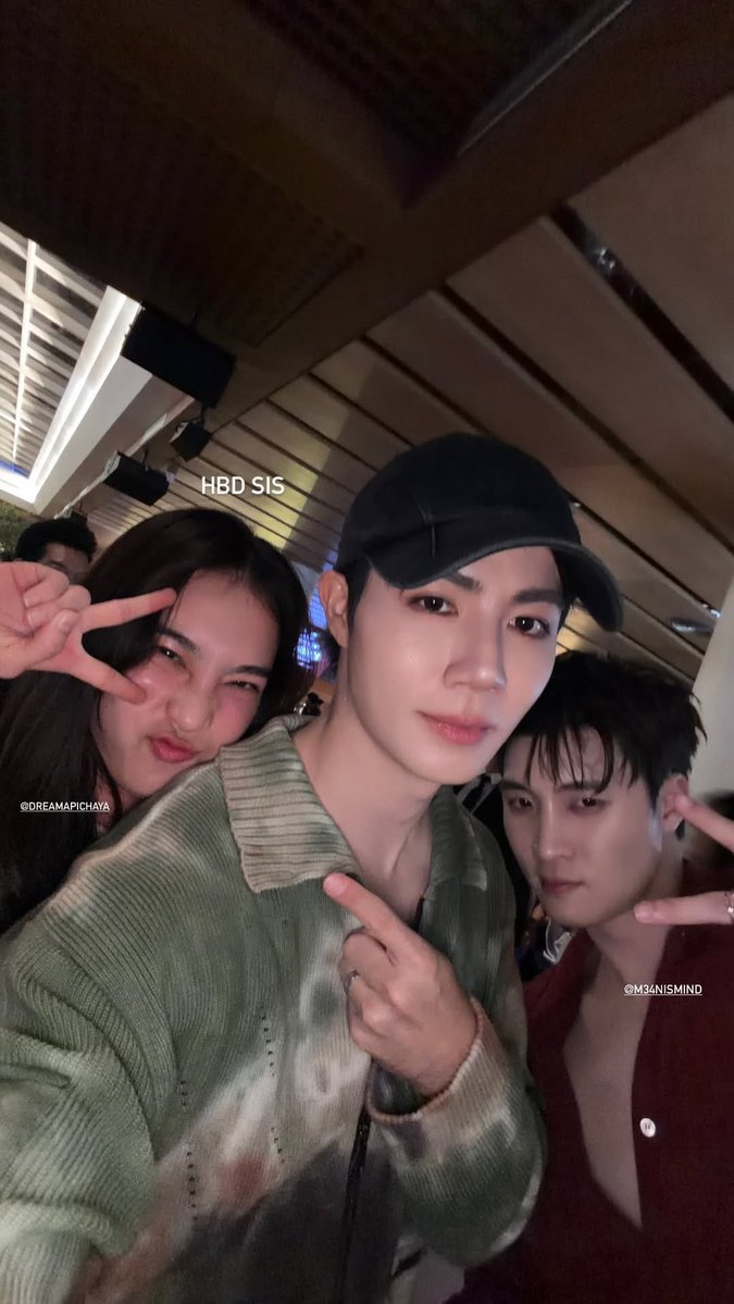 Butter_goo's tweet photo. zee was like "this is my sis, today is her bday. and not only with her but I took pic with her hubby too. ooh and I wore my wedding ring, in case some stoopid ppl out there forgot that I married to my nhu" https://t.co/OQFvkip8T8