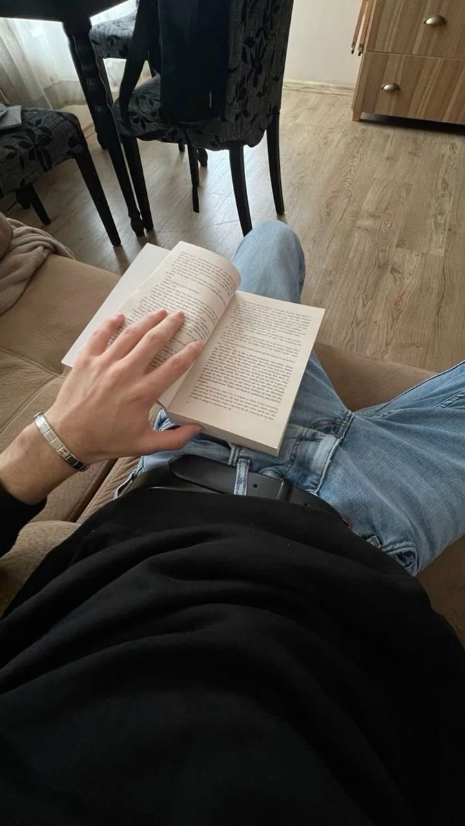 timpayyynn's tweet photo. Sábado de relajo y de leer un poco 🙂‍↕️ https://t.co/NITY7ddVOK