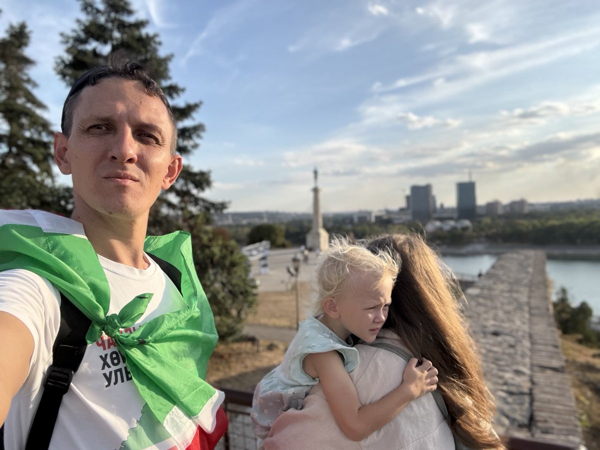NailNabiulla's tweet photo. BU HAFTA NE YAŞADIK?

Herkese selam dostlar.

Uzun zamandır size Türkiye’den neden ayrılmak zorunda kaldığımızı, oturma iznimin nasıl iptal edildiğini ve bundan sonra ne yapmaya çalıştığımızı ayrıntılı biçimde anlatmak istiyordum.

Fakat bu hafta hayat bize başka bir sınav çıkardı.

Hâlâ Sırbistan’dayız. Henüz kalıcı bir ev bulamadık. Açık söylemek gerekirse, şu anda buna ayırabilecek paramız da yok. Bu yüzden birkaç günde bir en ucuz oda, apart veya kalacak başka bir yer bulup eşyalarımızı yeniden topluyoruz. Bir anlamda gerçekten göçebe gibi yaşıyoruz. Tarihteki babalarınız gibi, biz de her gün göçmenlik yapıyoruz. Evden eve, köşeden köşeye.

Bunun en zor taraflarından biri de yemek meselesi oldu.

Kaldığımız yerlerde çoğu zaman yemek yapma imkânımız yok. Sürekli dışarıdan yemek zorundayız. Maddi şartlarımız nedeniyle restoran seçme lüksümüz de bulunmuyor; mümkün olduğunca en ucuz, hızlı ve ulaşabileceğimiz yiyeceklerle idare ediyoruz.

Helal ve aynı zamanda tabiki ucuz fiyatlı yemek bulmak ise ayrıca zor. Elbette Belgrad’da ve başka şehirlerde helal restoranlar var. Fakat her gün üç kişinin restoranlarda yemek yiyebileceği bir bütçemiz yok.

Ve sanırım bütün bunların da etkisiyle, haftanın başında peş peşe çok ağır bir şekilde hastalandık.

Önce ben.

Yaklaşık dört gün boyunca tekrarlayan kusma, durmayan ishal, ciddi sıvı kaybı, baş dönmesi ve çok ağır halsizlik yaşadım. Bu, basit bir mide rahatsızlığından çok, ağır bir gıda zehirlenmesi / akut gastroenterit tablosuna benziyordu. Bazı anlarda yataktan kalkmak bir yana, başımı kaldıracak gücüm bile kalmamıştı.

İnsan böyle bir durumda yalnızca hasta olmuyor. Sürekli kusma ve ishalle birlikte vücut hızla su ve elektrolit kaybediyor; güç tükeniyor, ayakta durmak bile zorlaşıyor. Bir şey içiyorsunuz, mideniz kabul etmiyor. Bir şey yemeye çalışıyorsunuz, vücut reddediyor.

Durumu benim için daha da ağırlaştıran başka bir sağlık sorunu da var. Ne yazık ki hâlâ her gün kan kaybediyorum ve bu bazen az miktarda değil. Türkiye’de bunun için tedaviye başlamıştım; muayeneler, tetkikler ve tedavi süreci başlamıştı. Fakat oturma iznimin iptal edilmesi ve ülkeden çok hızlı çıkmak zorunda kalmam nedeniyle tedaviyi tamamlayamadım.

Yani vücudum zaten düzenli kan kaybıyla mücadele ederken, bunun üzerine günlerce süren kusma, ishal, sıvı ve elektrolit kaybı eklendi. Bu yüzden yaşadığım halsizlik sıradan bir “mide bozulması” gibi değildi; bazı anlarda gerçekten ayağa kalkacak gücüm kalmadı.

Üstelik Türkiye’den aceleyle çıkarken normalde yanımızda tuttuğumuz Enterosgel ve benzeri bazı ilaçları da alamamıştık.

Ben biraz toparlanmaya başlamışken bu kez küçük kızımız hastalandı.

Kusma, mide-bağırsak sorunları, halsizlik… Bir ebeveyn için kendi hastalığından çok daha ağır olan da bu zaten: kendin henüz ayağa kalkamamışken çocuğunun aynı tabloyu yaşadığını görmek.

Dün akşamdan itibaren durumumuz biraz daha iyi. Bugün ilk kez kendimizi nispeten toparlanmış hissettik. Fakat akşam olduğunda ağır halsizlik yeniden üzerime çöktü. Yani henüz tamamen geçmiş değil.

Bütün bunlar olurken hayat da durmuyor.

Başka bir ülkedeyiz. Kalıcı bir evimiz yok. Birkaç günde bir nerede kalacağımızı düşünmek zorundayız. Günlük hayatı sürdürmeye, ailemizi ayakta tutmaya ve aynı zamanda Türkiye’ye geri dönebilmenin hukuki yollarını bulmaya çalışıyoruz.

Üniversite başvuruları, çalışma vizesi ihtimali, giriş yasağı meselesi… Bir tarafta bunlarla uğraşırken diğer tarafta insan bazen gerçekten sadece ayağa kalkabilmek için mücadele ediyoruz.

Bu satırları acındırmak için yazmıyorum.

Son günlerde neden sessiz kaldığımızı anlatmak istedim. Çünkü burada yalnızca güzel şehirleri, yeni yerleri ve yolculukları paylaşmıyorum. Bu da şu anda yaşadığımız hayatın bir parçası.

Kolay değil.
Bazen gerçekten çok ağır.

Ama hâlâ buradayız. Hâlâ ayaktayız. Ve Türkiye’ye, evimize dönebilmek için mücadele etmeye devam ediyoruz.

Umarım önümüzdeki günlerde artık size hastalıkları ve sıkıntıları değil, nasıl geri döneceğimizi