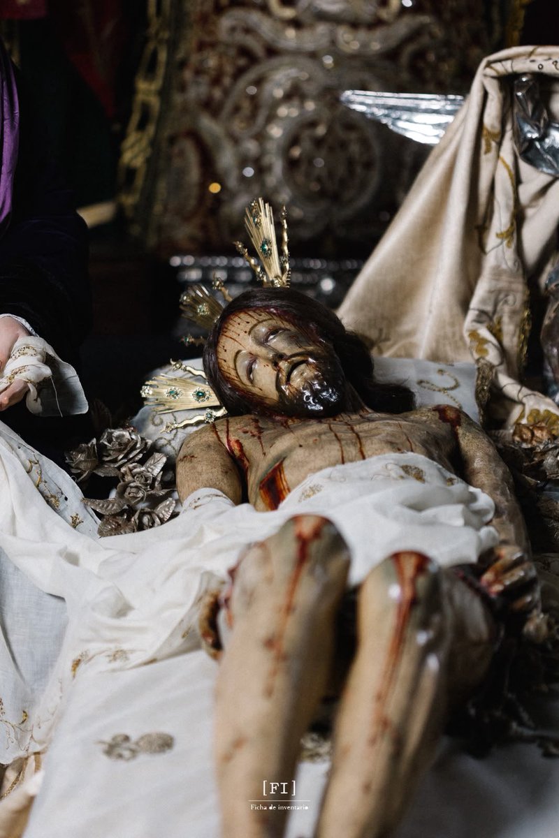 HdadPiedadJerez's tweet photo. MATER IUXTA FILIUM
«Ya vienen las tres Marías
con los tres cálices de plata,
recogiendo la sangre
que Jesucristo derrama.

Quien cogiera una gotita,
será su alma bendita;
quien cogiera una almozada,
será su alma sagrada.» https://t.co/j2SLUDlvu4