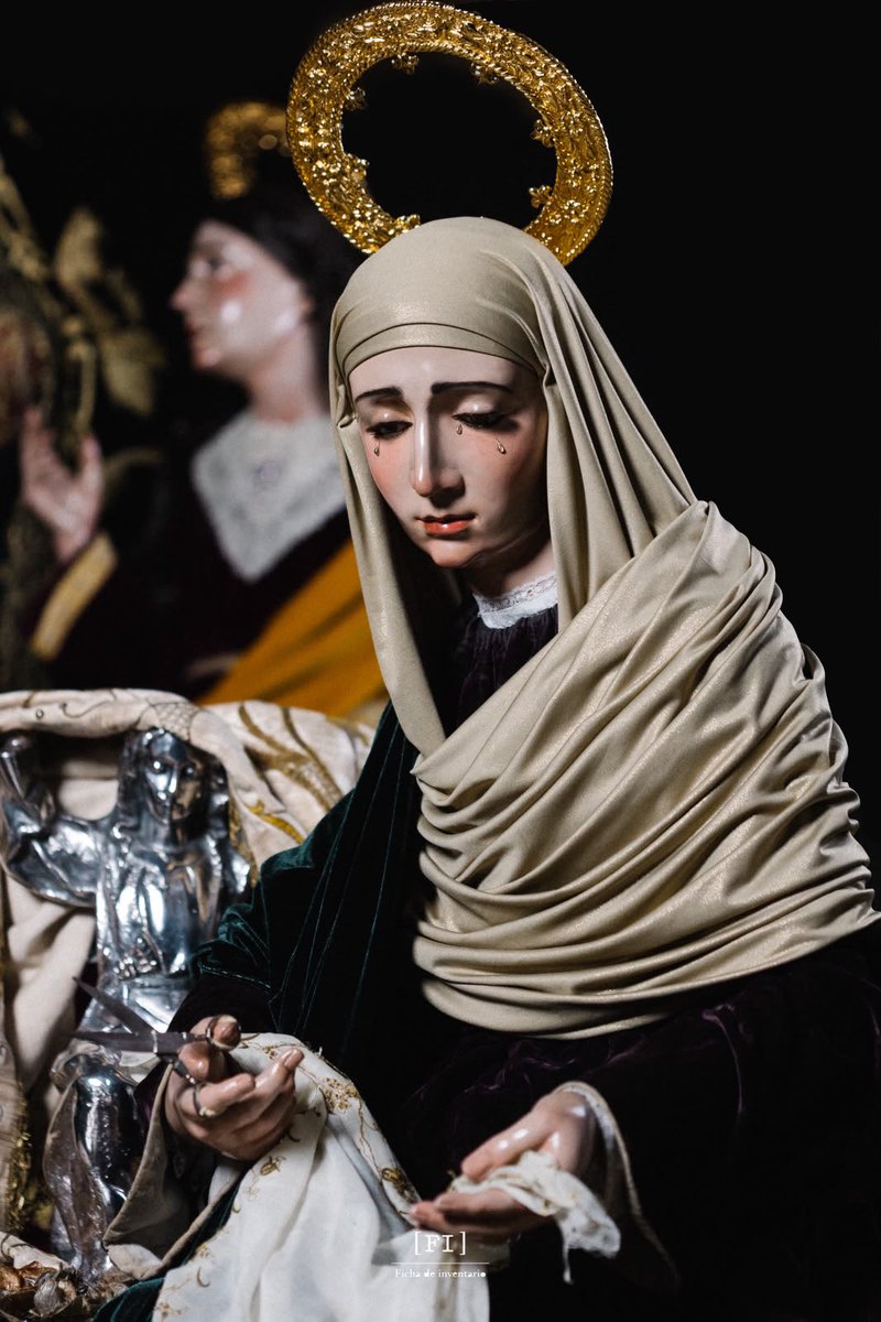 HdadPiedadJerez's tweet photo. Así amanece ataviada Nuestra Señora de la Piedad, fielmente acompañada por San Juan Evangelista, María Magdalena, María Salomé y María Cleofás, en una escena que nos sitúa ante el misterio del Calvario y nos hace contemplar, de nuevo, el dolor de la Madre ante su Hijo. https://t.co/H6EwcKiijb