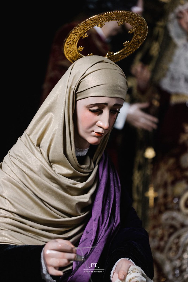 HdadPiedadJerez's tweet photo. Así amanece ataviada Nuestra Señora de la Piedad, fielmente acompañada por San Juan Evangelista, María Magdalena, María Salomé y María Cleofás, en una escena que nos sitúa ante el misterio del Calvario y nos hace contemplar, de nuevo, el dolor de la Madre ante su Hijo. https://t.co/H6EwcKiijb