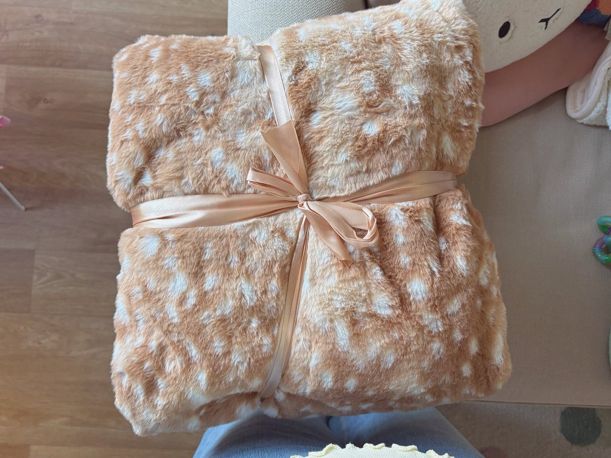 lesbianette's tweet photo. i know some femmes who would go crazy for this blanket https://t.co/lY39k0PjDl