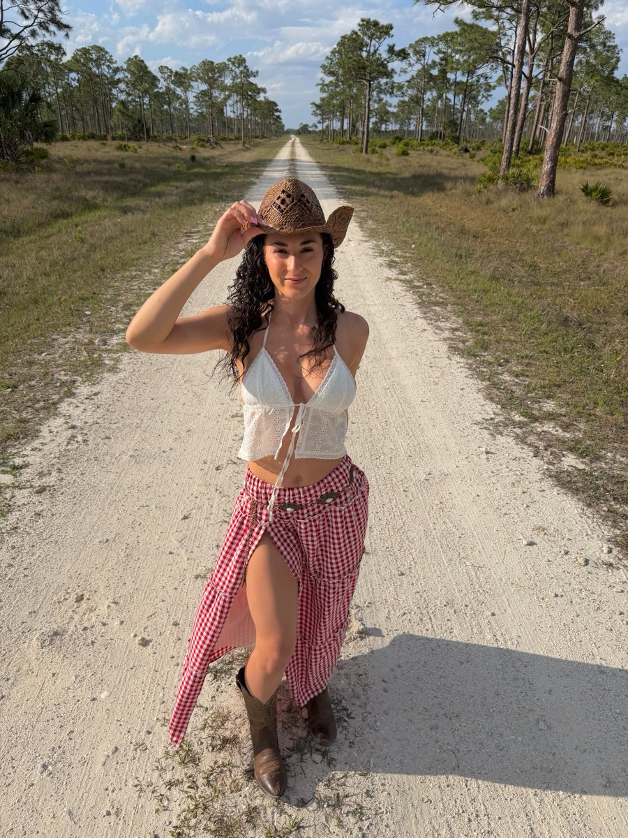 onlyvbanks's tweet photo. let's hit the road🤠 https://t.co/O4u5hPWedm