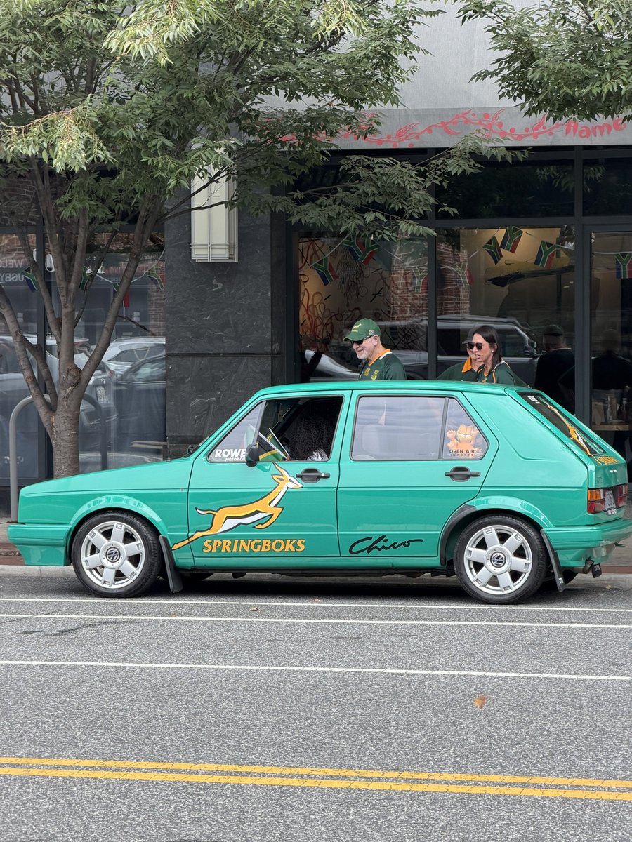 BlakeCapa's tweet photo. How did they get a Chico in downtown Baltimore I’m crying 😭😭 #RSAvNZL https://t.co/hX1ZUy6OKu