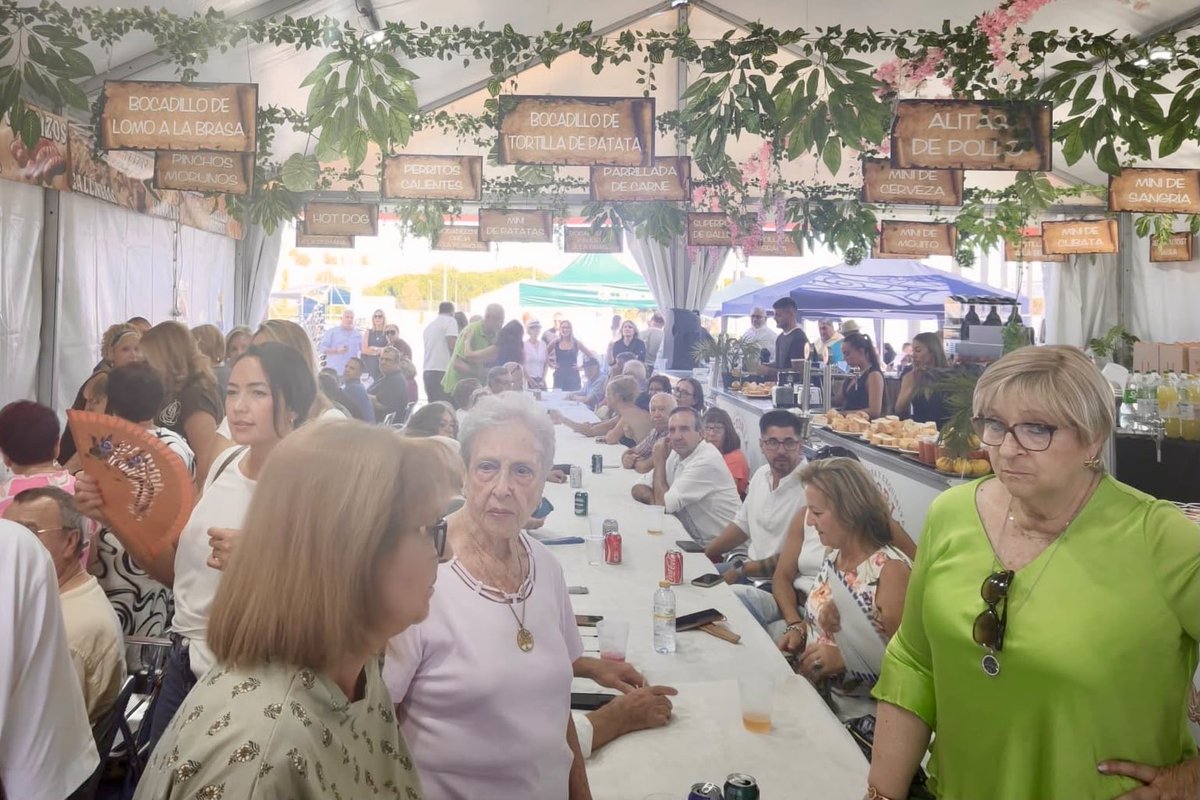 ppAlcorcon's tweet photo. 💙 Compartiendo mesa con nuestros compañeros del PP de Fuenlabrada en sus fiestas.

Después de casi 50 años de gobiernos socialistas, Fuenlabrada tiene cada vez más cerca el cambio que necesita. Hay equipo, proyecto y muchas ganas de abrir una nueva etapa para la ciudad.

Gracias por la acogida y ¡felices fiestas en honor al Santísimo Cristo de la Misericordia!