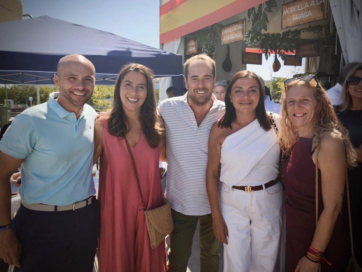 ppAlcorcon's tweet photo. 💙 Compartiendo mesa con nuestros compañeros del PP de Fuenlabrada en sus fiestas.

Después de casi 50 años de gobiernos socialistas, Fuenlabrada tiene cada vez más cerca el cambio que necesita. Hay equipo, proyecto y muchas ganas de abrir una nueva etapa para la ciudad.

Gracias por la acogida y ¡felices fiestas en honor al Santísimo Cristo de la Misericordia!