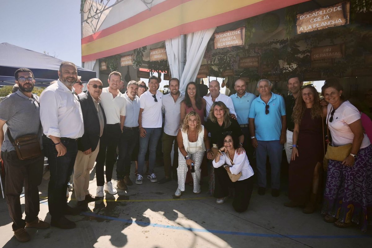 ppAlcorcon's tweet photo. 💙 Compartiendo mesa con nuestros compañeros del PP de Fuenlabrada en sus fiestas.

Después de casi 50 años de gobiernos socialistas, Fuenlabrada tiene cada vez más cerca el cambio que necesita. Hay equipo, proyecto y muchas ganas de abrir una nueva etapa para la ciudad.

Gracias por la acogida y ¡felices fiestas en honor al Santísimo Cristo de la Misericordia!
