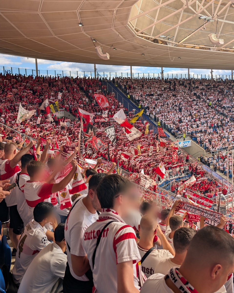 afm_vfb's tweet photo. #TSGVfB 2:1 ⚪🔴
Ernüchternd, bitter, selbstverschuldet - sucht euch ein Wort aus 😑 Ein weiteres stimmt aber trotz der Niederlage: Heimspiel. Wieder tausende nach Hoffenheim gefahren und stark abgeliefert.
📸 https://t.co/w6Pbos05cX
#VfB #CannstatterKurve #Bundesliga #AFMVfB https://t.co/ANrB56vtXQ