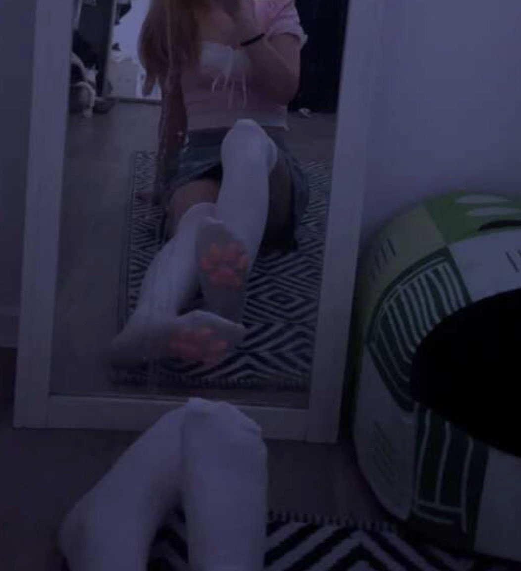 kayrixann's tweet photo. would anyone pay to see my bare feet?
 (*´ω｀*)
#ekitten #egirl #cute #nsfwtwt #nsfw #nsfwtwtًًً https://t.co/r38OmfNG1v