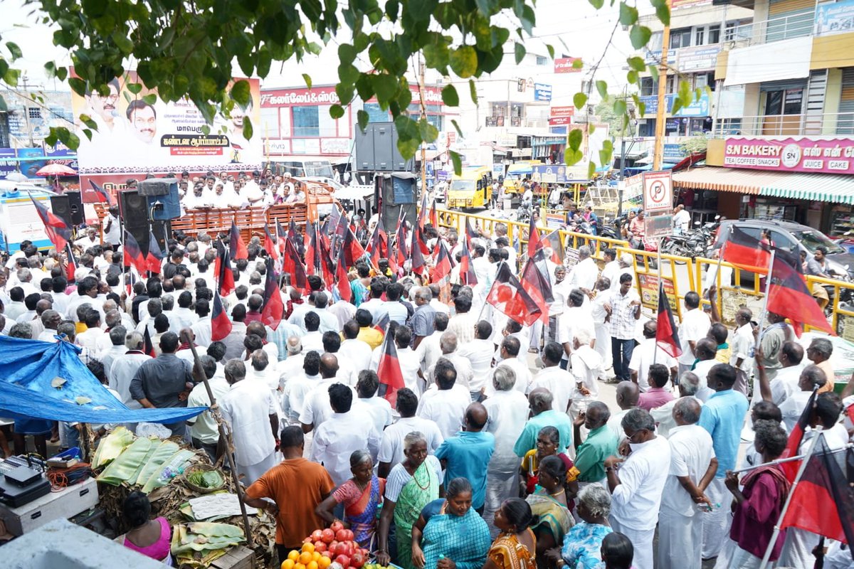 ArunNehru_DMK's tweet photo. திராவிட முன்னேற்றக் கழகத்தின் தலைவர் திரு. மு.க. ஸ்டாலின் அவர்கள் MISA சட்டத்தின் கீழ் கைது செய்யப்பட்டு சிறையில் கொடுமைகளை எதிர்கொண்ட வரலாற்றை திரித்து கொச்சைப்படுத்தும் வகையில் முதலமைச்சர் விஜய் சட்டப்பேரவையில் பேசியதைக் கண்டித்து பெரம்பலூர் மாவட்ட தி.மு.க. சார்பில் கண்டன ஆர்ப்பாட்டத்தை நடத்தினோம்.

அன்றைய நெருக்கடி காலத்தில் கழகத் தலைவர் எதிர்கொண்ட அடக்குமுறைகளை கொச்சைப்படுத்தும் வகையில் பேசப்பட்டதற்கு எதிராக எனது கண்டன உரையை பதிவு செய்தேன்.

பெரம்பலூர் புதிய பேருந்து நிலையத்தில் நடைபெற்ற இந்த ஆர்ப்பாட்டத்திற்கு மாவட்டக் கழகச் செயலாளர் தலைமையேற்று, நாடாளுமன்ற, சட்டமன்ற உறுப்பினர்கள், கழக நிர்வாகிகள் மற்றும் உடன்பிறப்புகள் பங்கேற்று முதலமைச்சர் விஜயின் பேச்சுக்கு எதிராக கண்டன முழக்கங்களை எழுப்பினர்.

#misa #emergency #dmk #mkstalin #arrest #assembly #tamilnadu #facts #udhayanidhi #arunnehru #perambalur