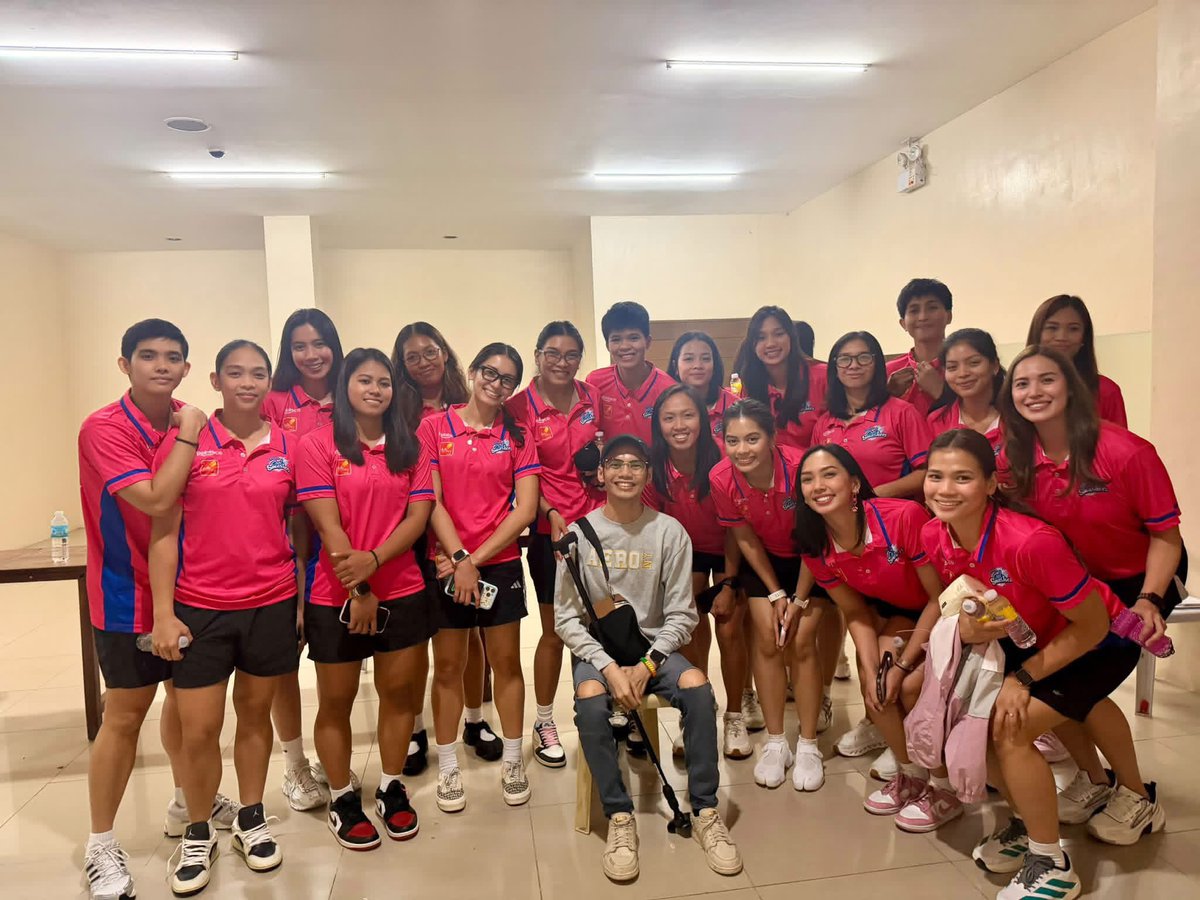 AlyssaVldz29's tweet photo. You never fail to amaze me with your humility every single time. Siya pa nag request nag mag photo opp with the fan.She leads by example🫡

Alyssa gathered the CCS ladies, waved at me, and even signalled, "Wait lang."

“it was about being treated with genuine kindness and care” https://t.co/XJcSMlZvyP