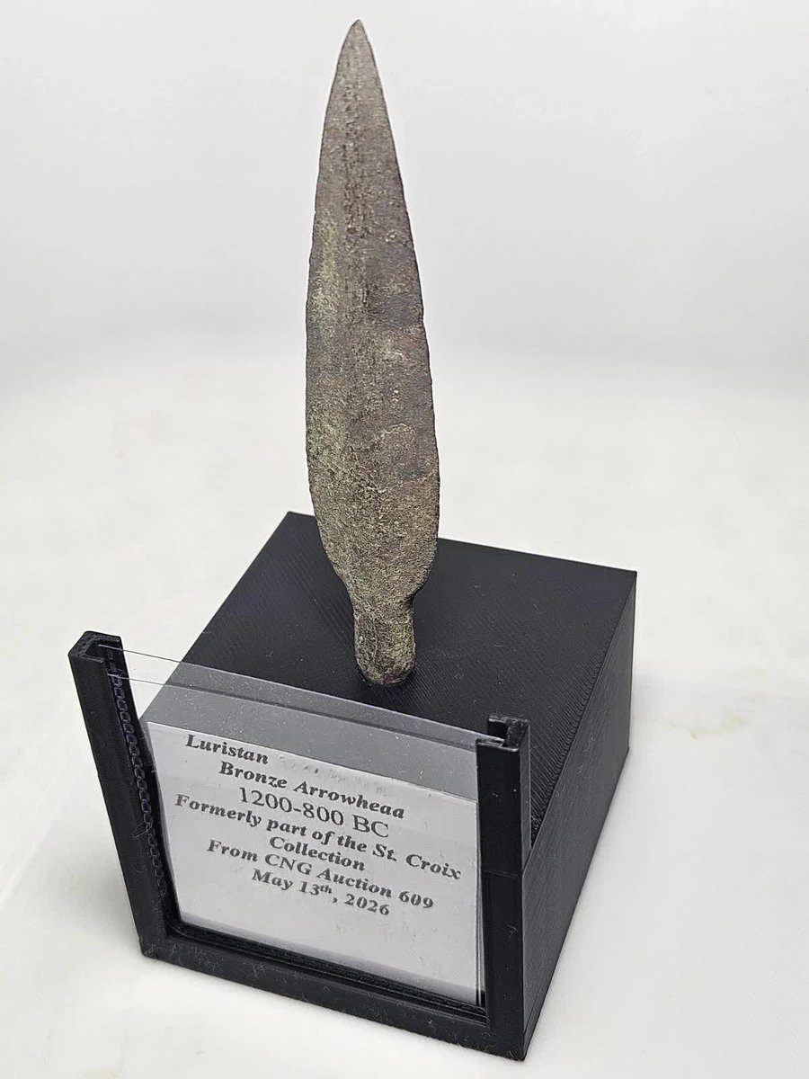 NerdExchange3D's tweet photo. Luristan bronze arrowhead, c. 1200–800 B.C. — display stand + info card, St. Croix Collection / CNG Auction 609. Live in the shop.

https://t.co/Uppk3sUcJO

#AncientArtifacts #Luristan #BronzeAge #Antiquities #AncientArt https://t.co/L5crK9EK1v