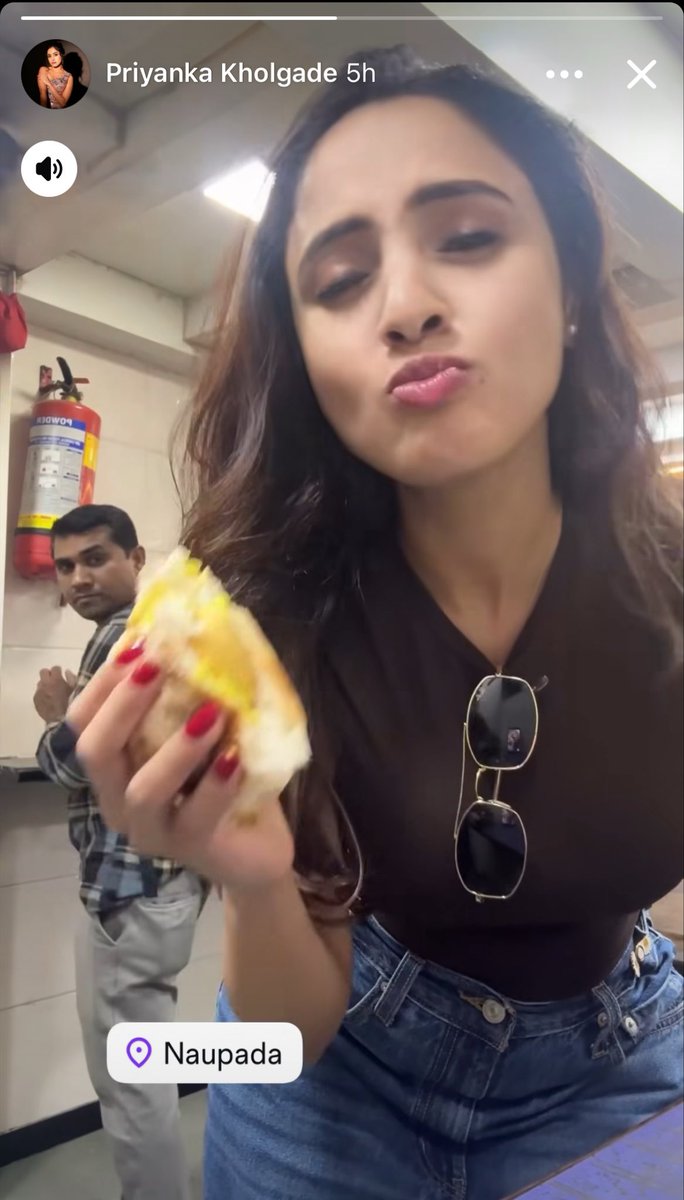 InstaPostDaily's tweet photo. Look at that guy behind 🤣

Priyanka Kholgade eating Vada Pav #Thane #Vadapav #Mumbai #Marathi #Naupada #GhodbunderRoad https://t.co/JN2UHk2VvH