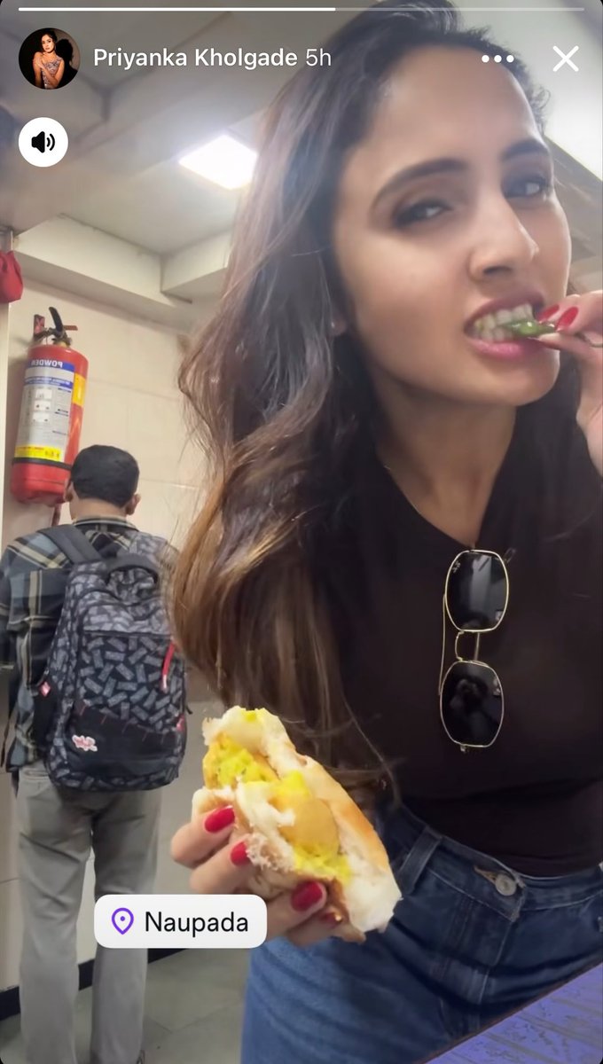 InstaPostDaily's tweet photo. Look at that guy behind 🤣

Priyanka Kholgade eating Vada Pav #Thane #Vadapav #Mumbai #Marathi #Naupada #GhodbunderRoad https://t.co/JN2UHk2VvH