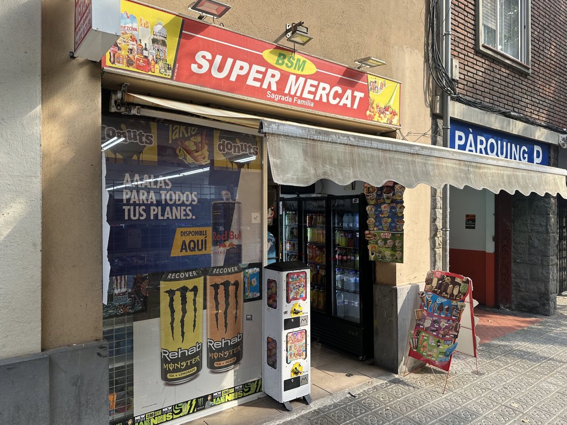 riverolavic's tweet photo. Delicte d’ odi es entrar en un súper on la temperatura està a 32 graus, no hi ha AC, hi ha un senyor que no parla català ni gairebé castellà, que te productes o apunt de caducar o caducats, les neveres a poca potencia i tots els dolços fets pols??? Per no parlar de qui potser hi viu a dins…i com. Delicte d’ odi? Jo parlo de seguretat, de sanitat, de tenir cura pel menjar…de la lengua…de contractes. Parlem del que es legal.