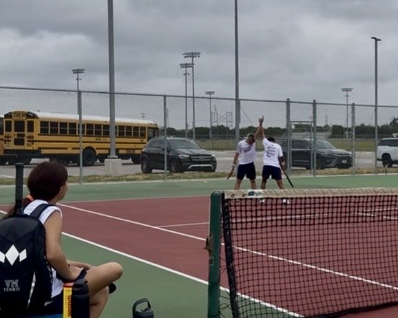 VMHSTENNIS1's tweet photo. Patriots take on Antonian and Pieper on back to back days filled with intensity and lots of close scoring matches! @JISD_ATHLETICS @SAVeteransHS @VMHSABC https://t.co/ZhuTptOYKD
