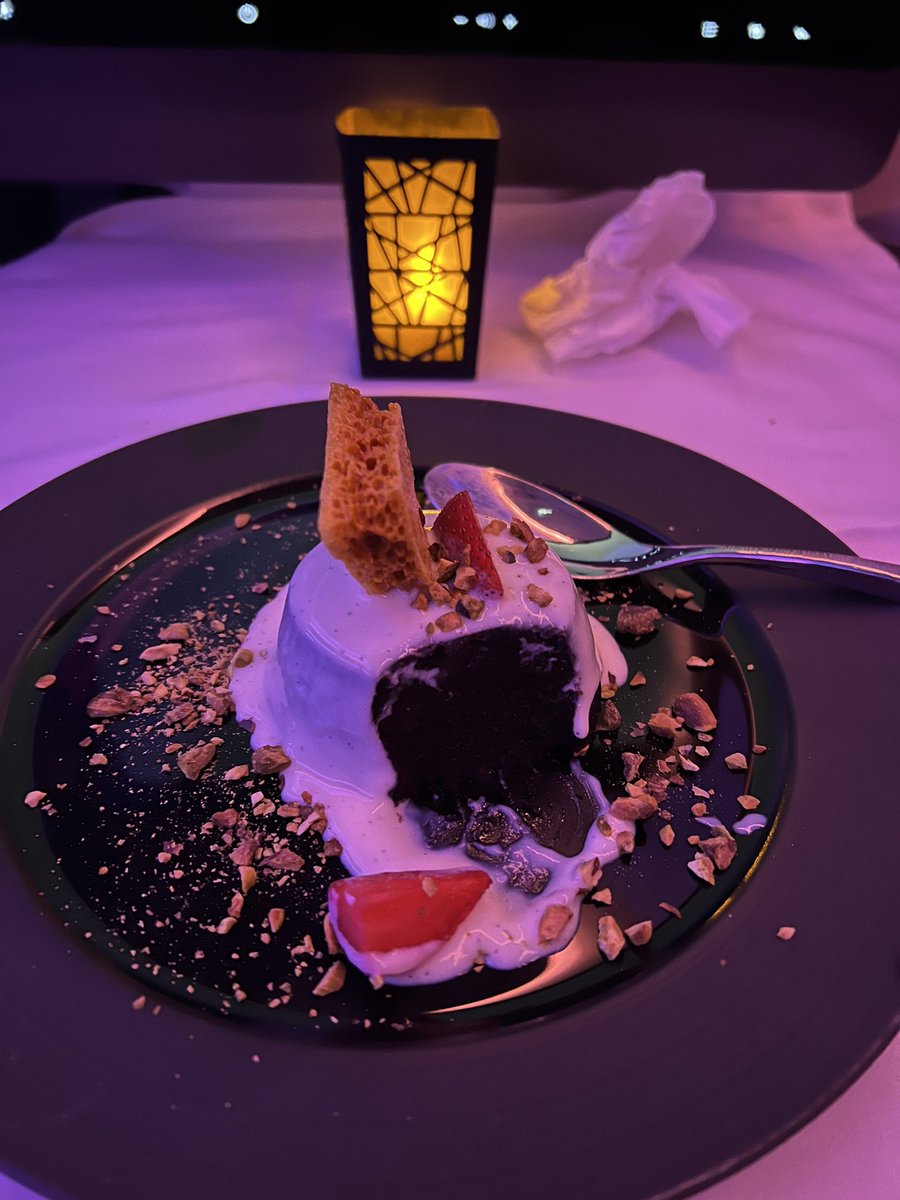 ameenp007's tweet photo. @dedcr0www @j_P_Jo enna pidicho first class.. its not better than qsuite. Emirates &amp; etihad first class is on another level, compared to qatar quite or first class.. https://t.co/1t6zTd8ddf