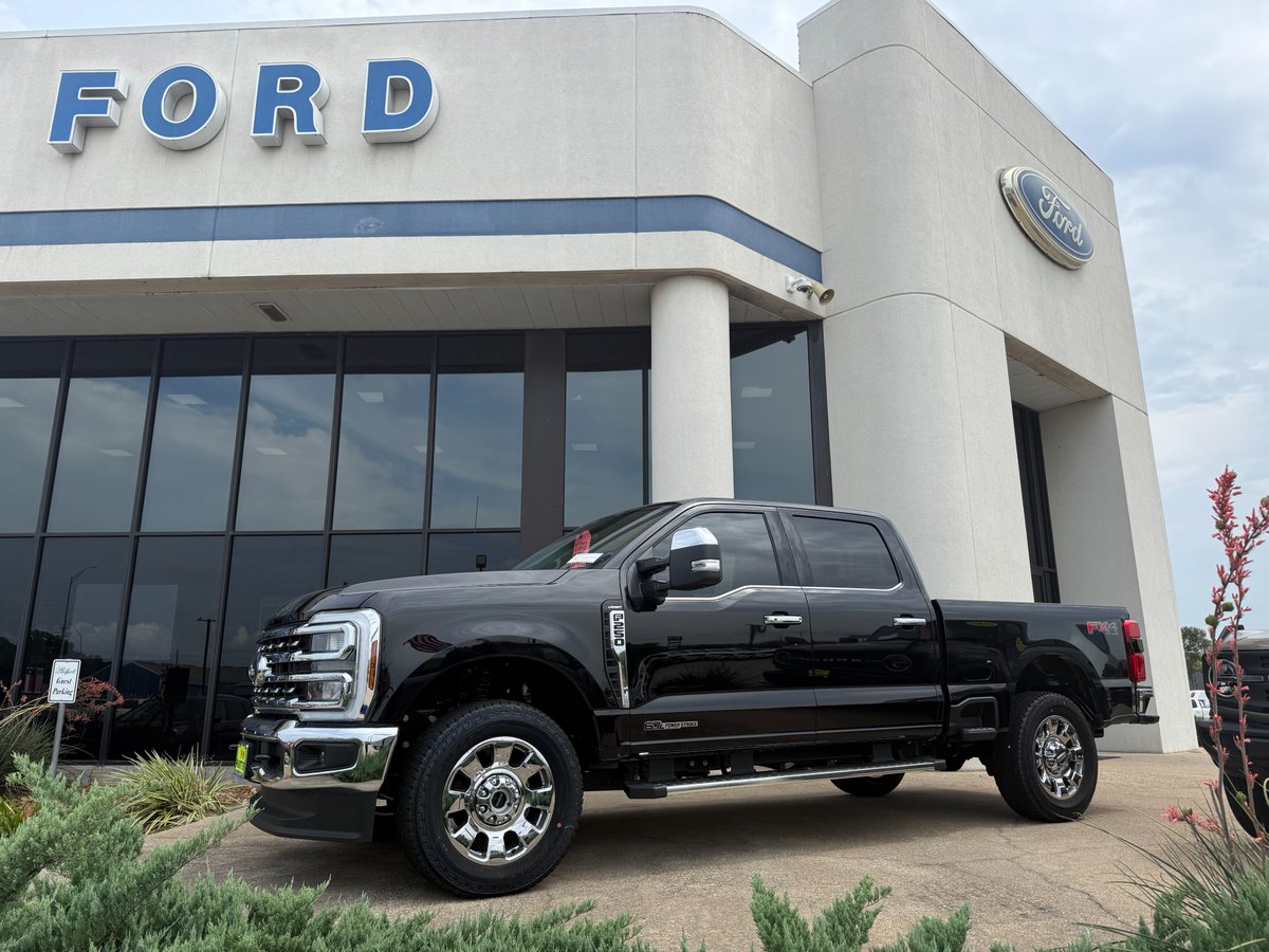 PhilpottFord's tweet photo. Capability for every job, premium comfort for every mile. The Super Duty F-250 Lariat is built for the tough jobs and the long days. Discover it today at Philpott Ford.

https://t.co/CY56iM4khP https://t.co/kxUIcNA88p
