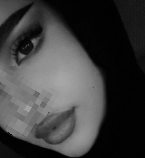r2fiii_'s tweet photo. زين عنق وسمح وجه وقابليه
والعيون نعاس مرخيها هدبها https://t.co/CfRT0PlTND