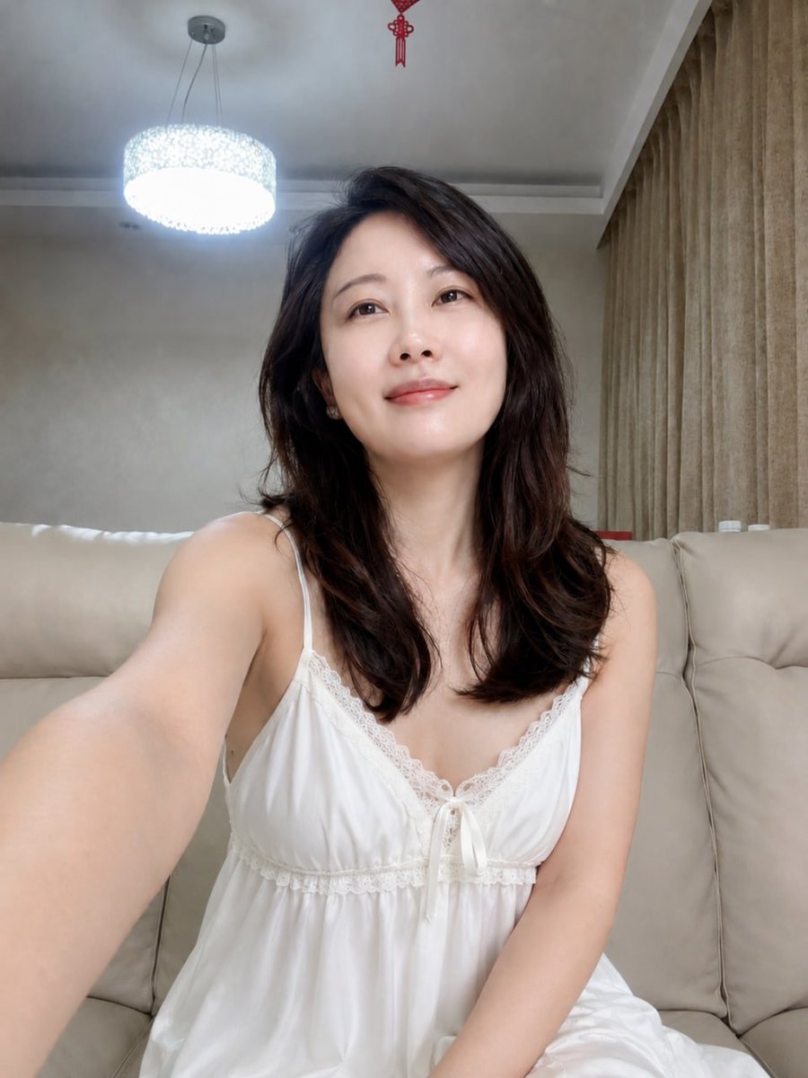 Gleezylan888's tweet photo. 這件開叉睡衣好看嗎❤️
今年42歲🤭
想找個體貼溫柔的藍顏知己🥹 https://t.co/6akecKsKwd
