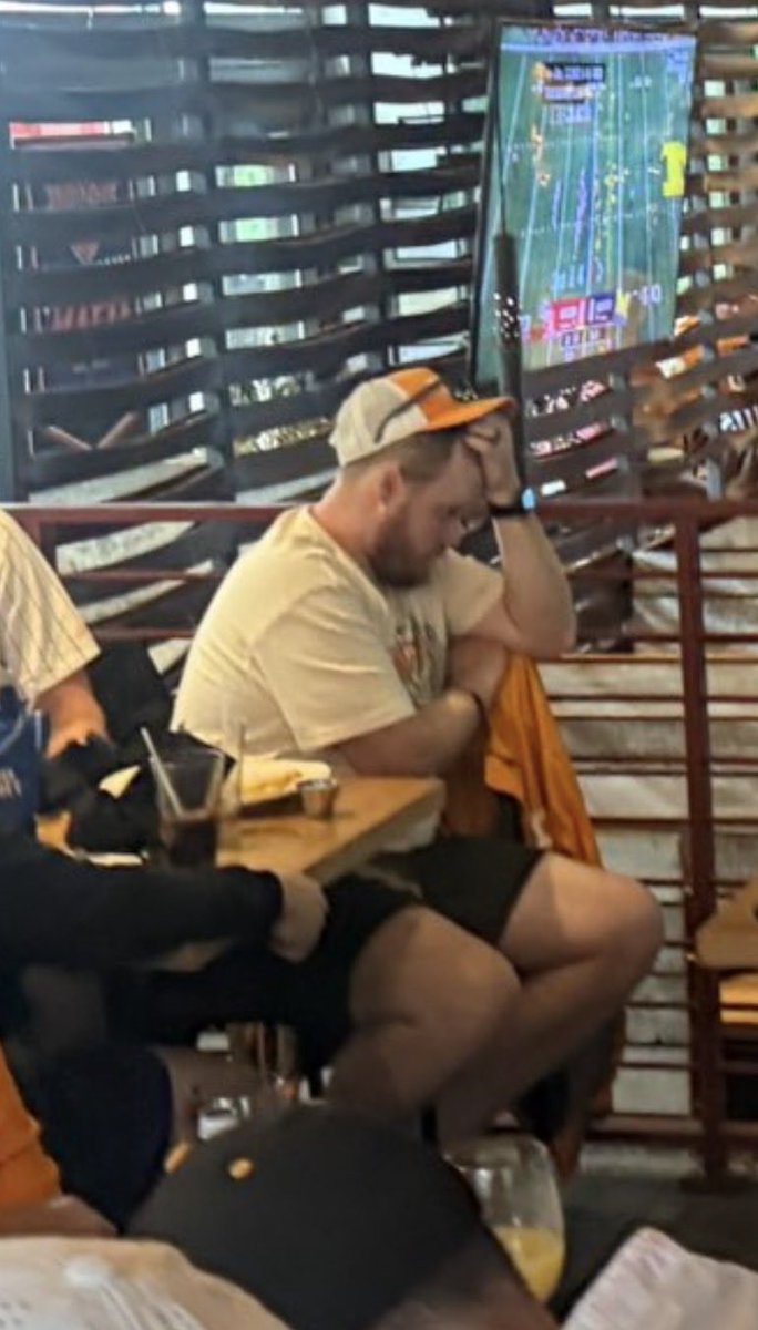 CurseIsntReal's tweet photo. @Austin_Vols someone needs to check up on dude over there 😭 https://t.co/tx7tBwzxDB