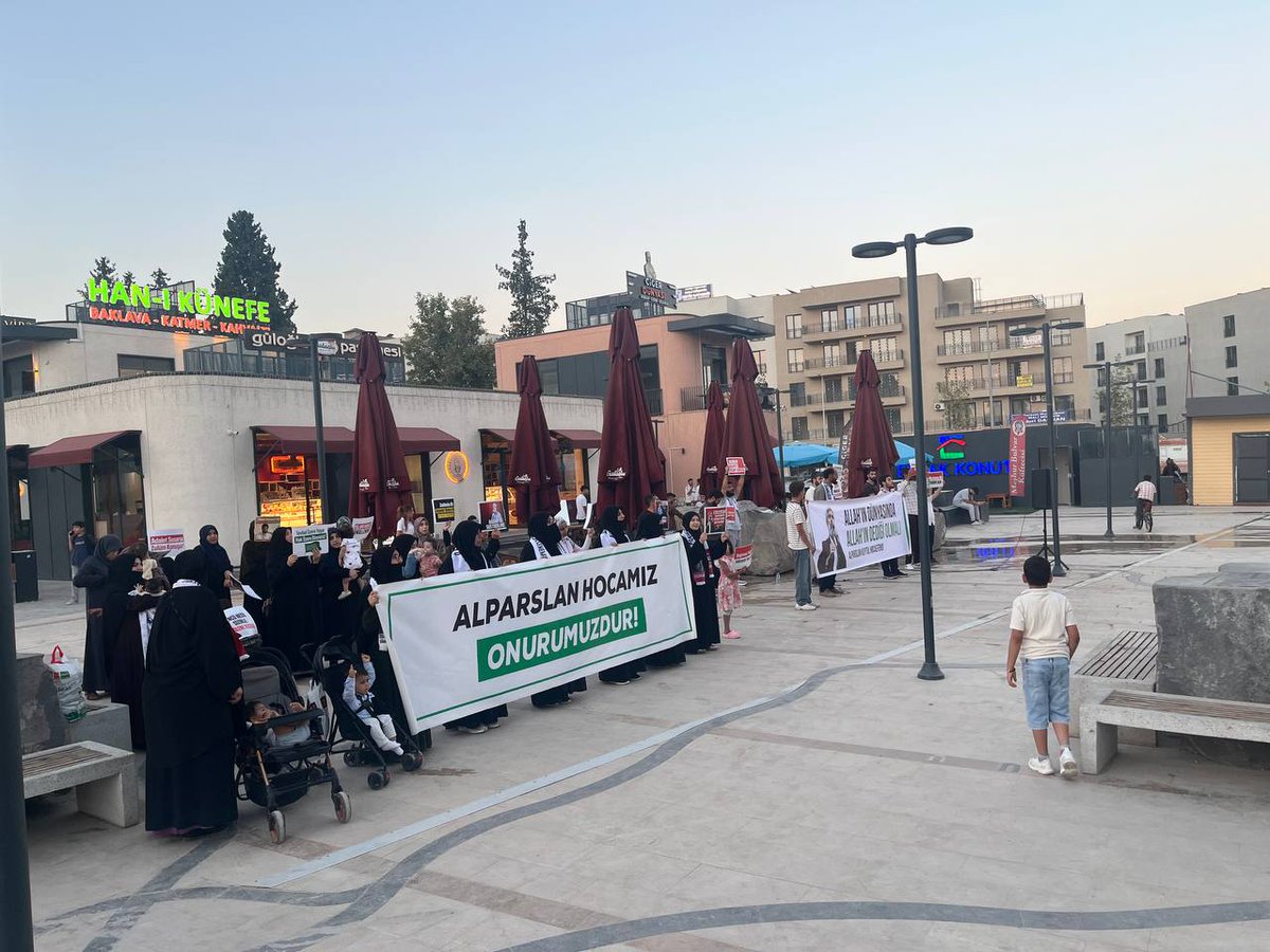 fhengellenemezz's tweet photo. Adıyaman, Hocası ve kardeşlerinin özgür kalması için #adaletbekleyişi gerçekleştirdi. 

Ozgürlük IçinMeydandayız
FurkanGönüllülerine Ozgürlük https://t.co/ka07f5Kj83