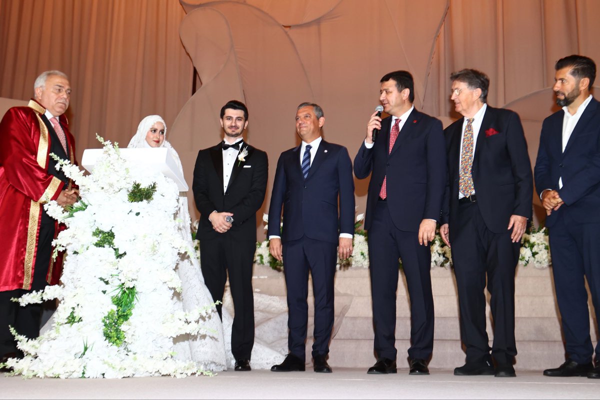 avsinantekin's tweet photo. Bugün güzel bir mutluluğa şahitlik ettik.

Ağabeyimin 25 yılı aşkın süredir birlikte çalıştığı, uzun yıllara dayanan hukukumuz bulunan Mustafa Adnan Öğüt Bey’in kıymetli evladı Ravza ile, Eski Başbakanlarımızdan Sayın Ahmet Davutoğlu’nun kıymetli evladı Mehmet’in nikâh merasimlerine iştirak ettik.

Ravza ve Mehmet kardeşlerimizi gönülden tebrik ediyor; Öğüt ve Davutoğlu ailelerine hayırlı olsun dileklerimi iletiyorum.

#SaadetPartisi #MahmutArıkan #RavzaMehmet #AhmetDavutoğlu #MustafaAdnanÖğüt