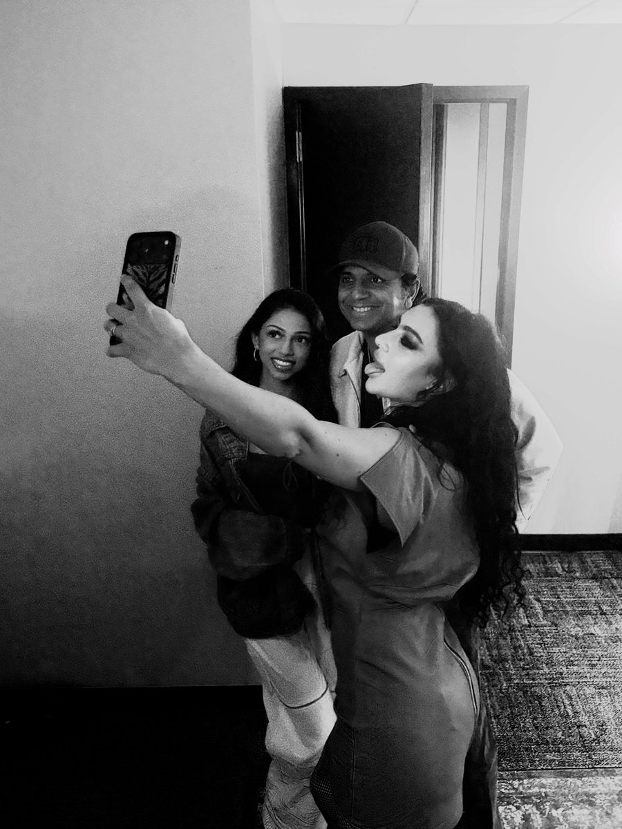 xcxsource's tweet photo. Charli xcx with film director M. Night Shyamalan and his daughter, Saleka Night, backstage at the Music, Fashion, Film Tour. 🖤 https://t.co/L6i1gLRZl0