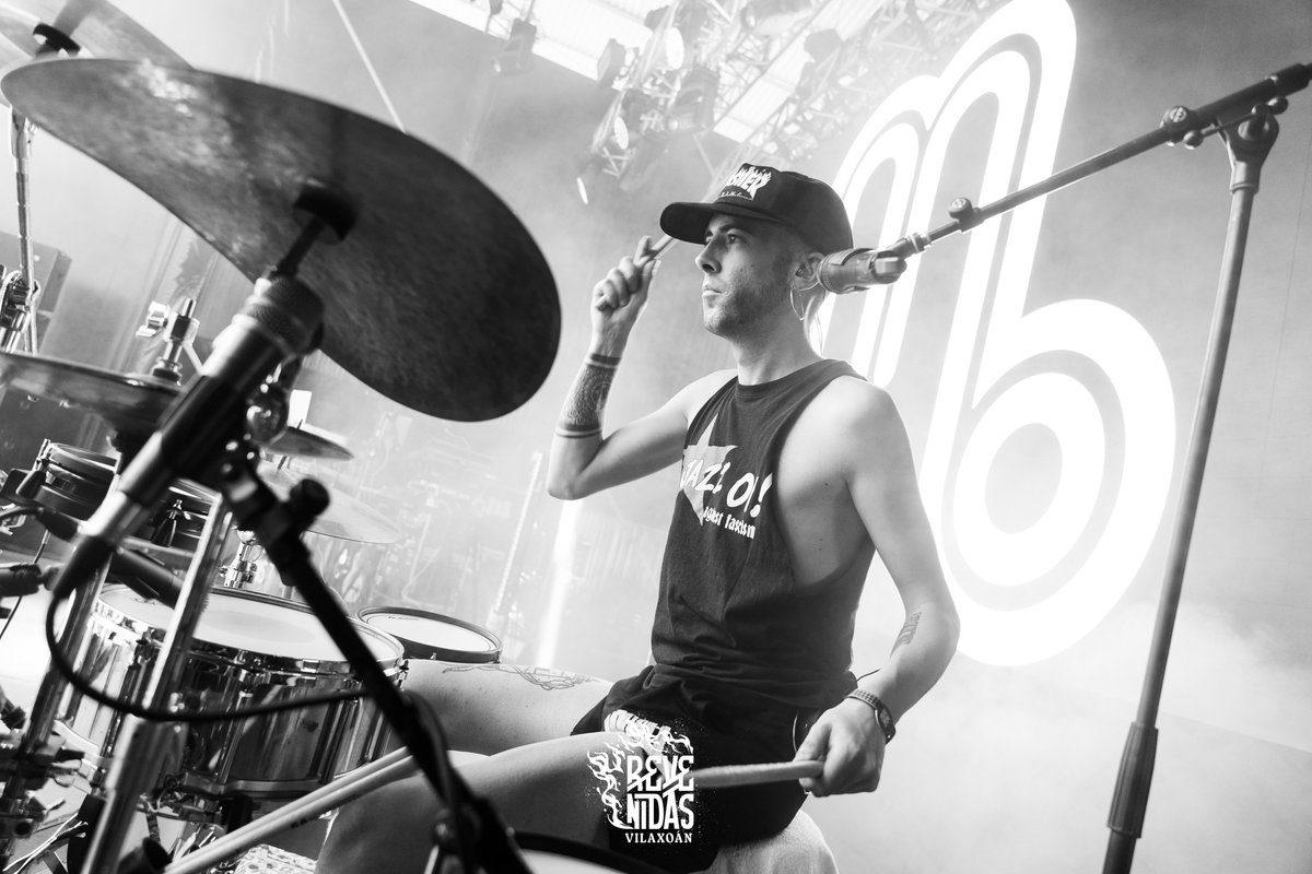 Revenidas's tweet photo. Nin a abafante calor deste sábado nos impide gozar ao máximo do directo de @MaloaBrothers  ! 🤩✊

Incríble concerto no Escenario Vibra Mahou 🔥

📸 @bycandelalora 

#FestivalGaliza #Revenidas #Músicaendirecto https://t.co/n3TmUQ9Ezd