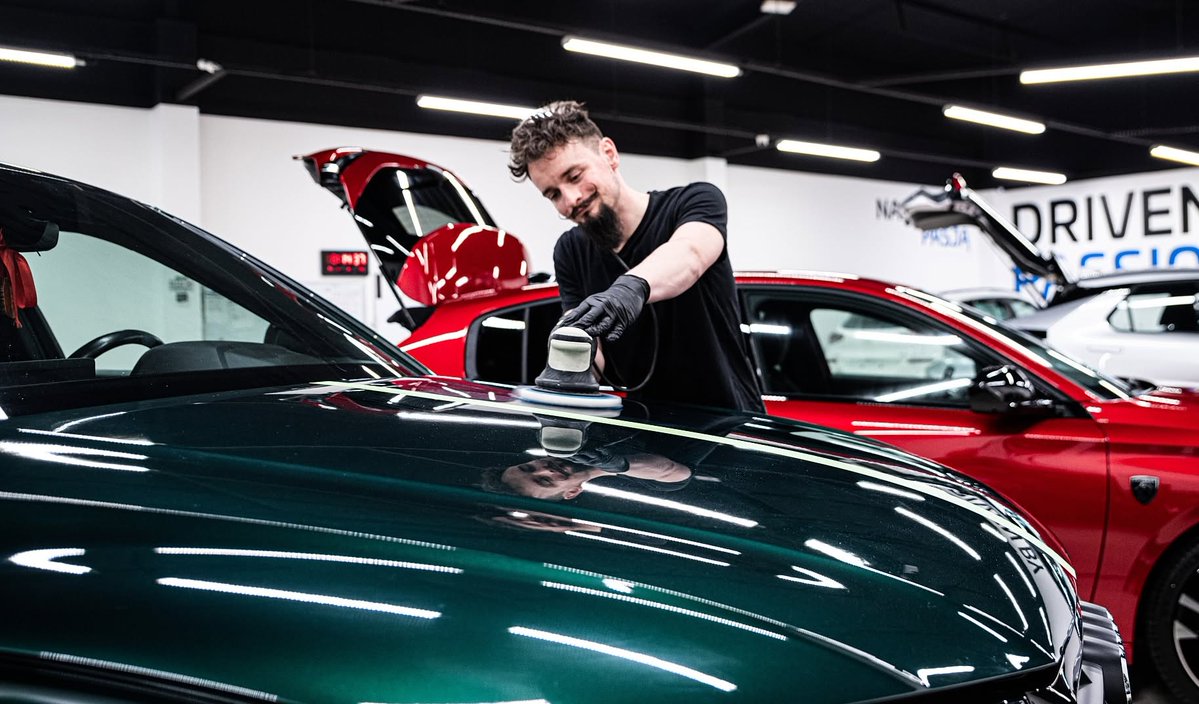 AnissaBott2vb's tweet photo. Audi Q5 wyglądało dobrze, dopóki nie spojrzeliśmy z bliska. Program II polerowania przywrócił lakierowi głębię, a powłoka DELIXIRUM Black i impregnacja skóry zabezpieczyły efekt na lata. Usługi dostępne także w ratach 0%. https://t.co/GkA2bFu0kY